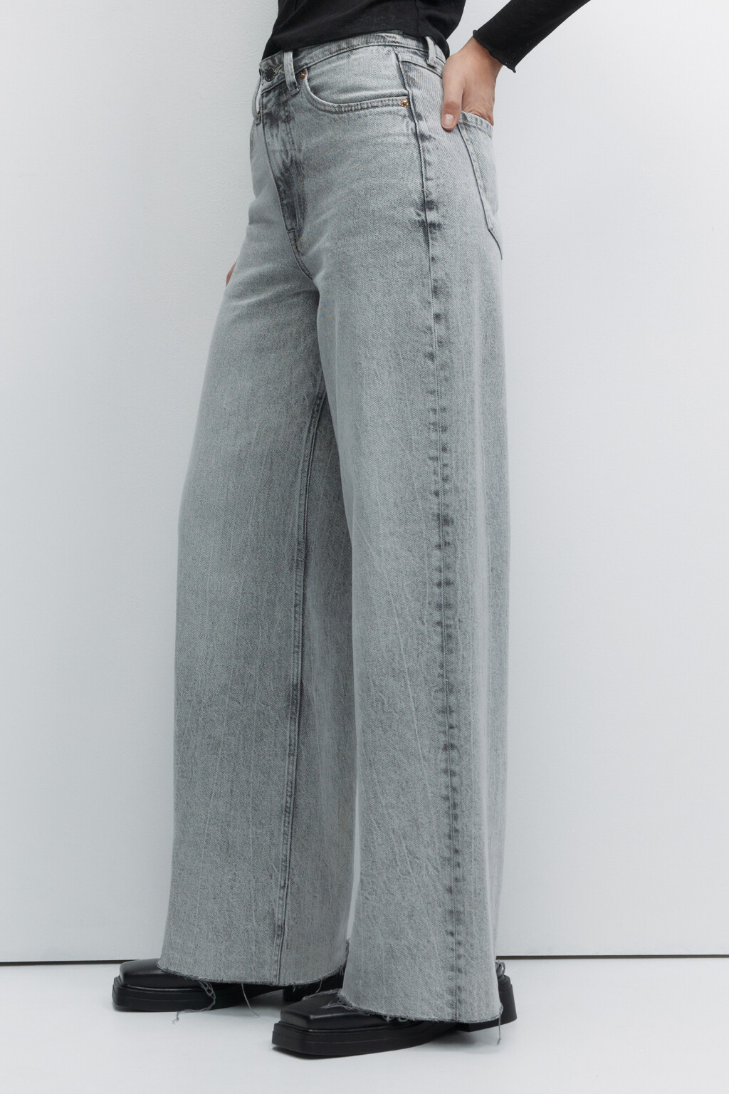 Джинсы широкие с высокой посадкой и открытыми срезами - цвет серый - 2