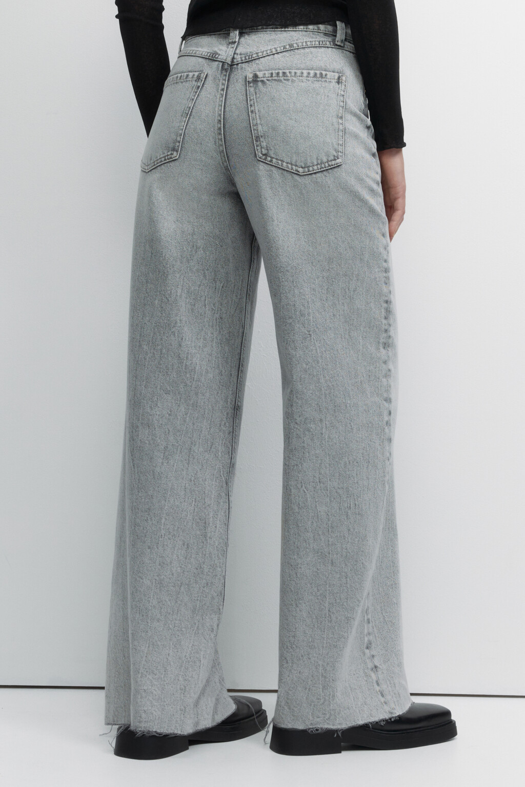 Джинсы широкие с высокой посадкой и открытыми срезами - цвет серый - 3