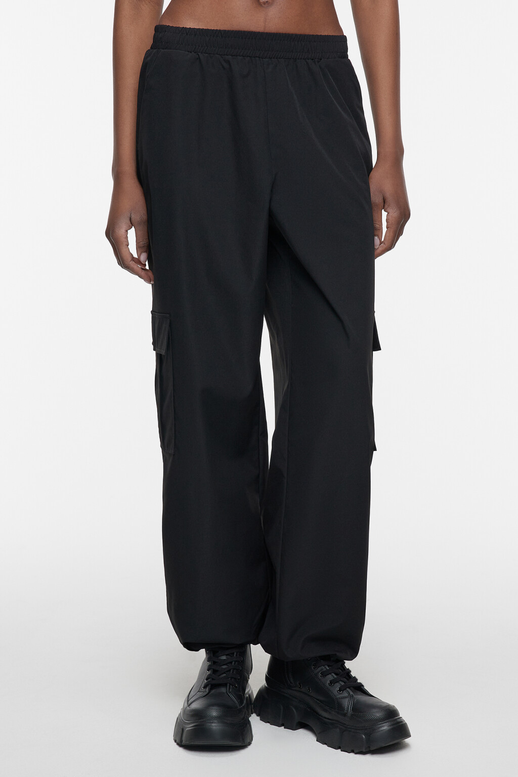 Брюки-парашюты широкие с утяжками и карманами карго - цвет черный - 2