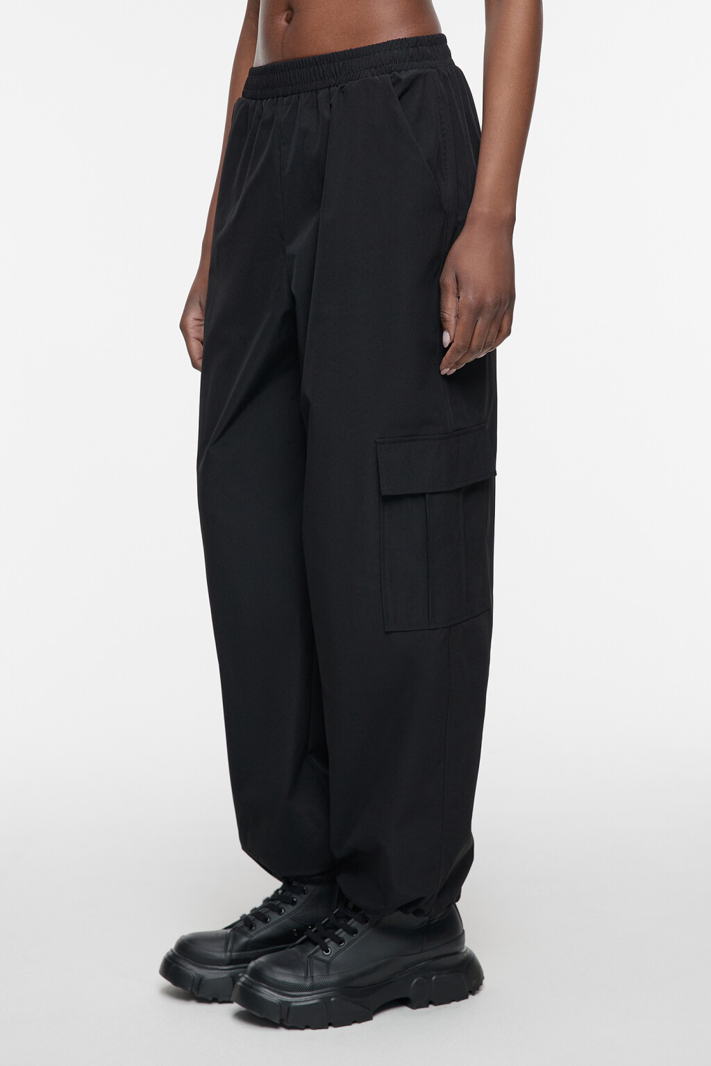 Брюки-парашюты широкие с утяжками и карманами карго - цвет черный - 3