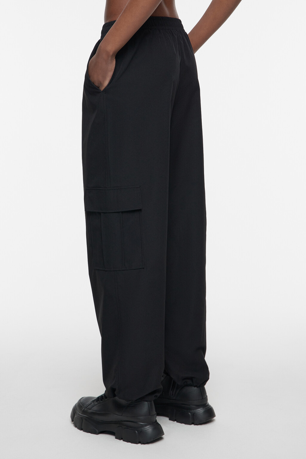 Брюки-парашюты широкие с утяжками и карманами карго - цвет черный - 4