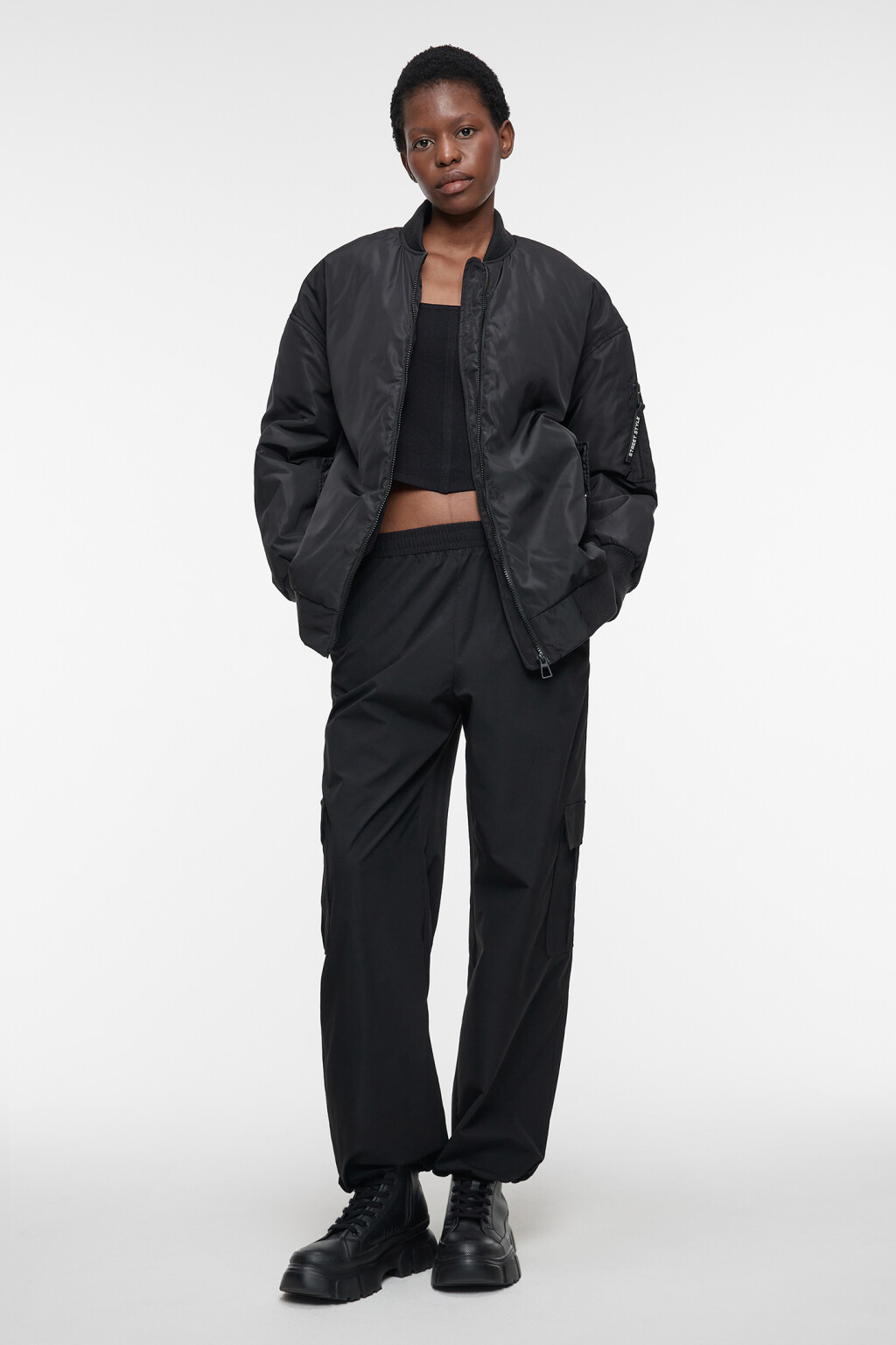 Брюки-парашюты широкие с утяжками и карманами карго - цвет черный - 5