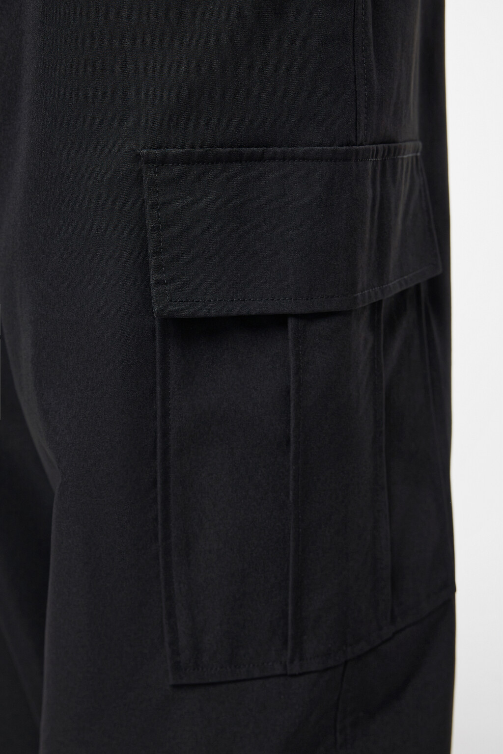 Брюки-парашюты широкие с утяжками и карманами карго - цвет черный - 7