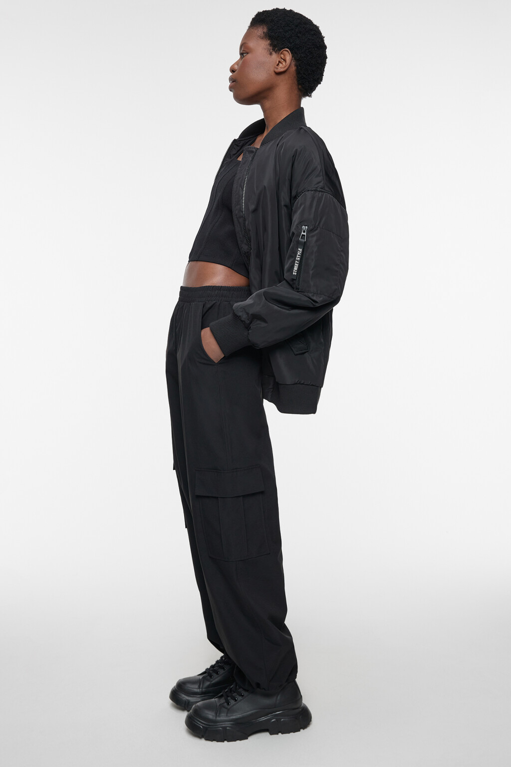 Брюки-парашюты широкие с утяжками и карманами карго - цвет черный - 1