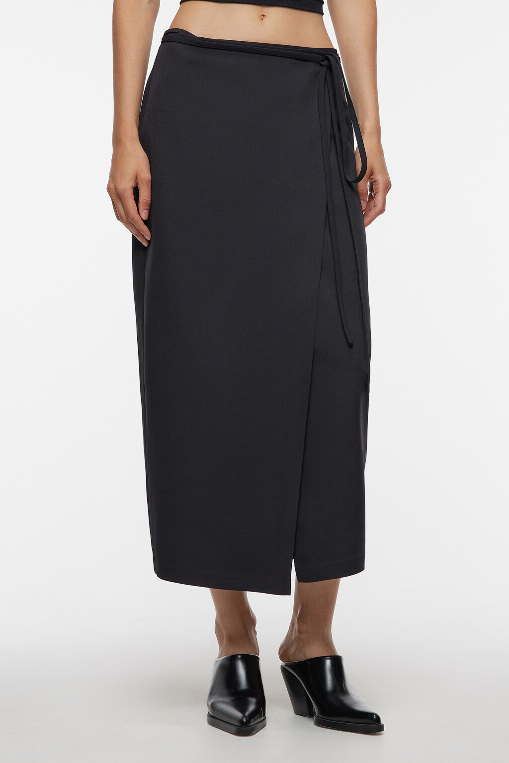 Юбка-карандаш миди костюмная с запахом и разрезом - цвет черный - 1