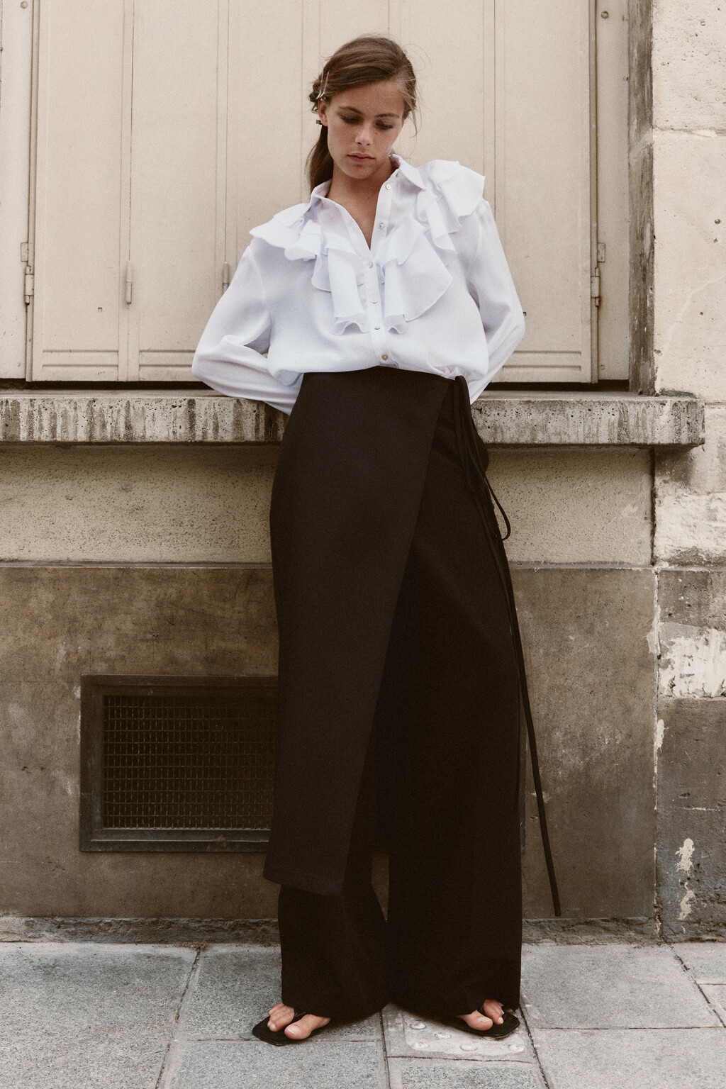 Юбка-карандаш миди костюмная с запахом и разрезом - цвет черный - 7