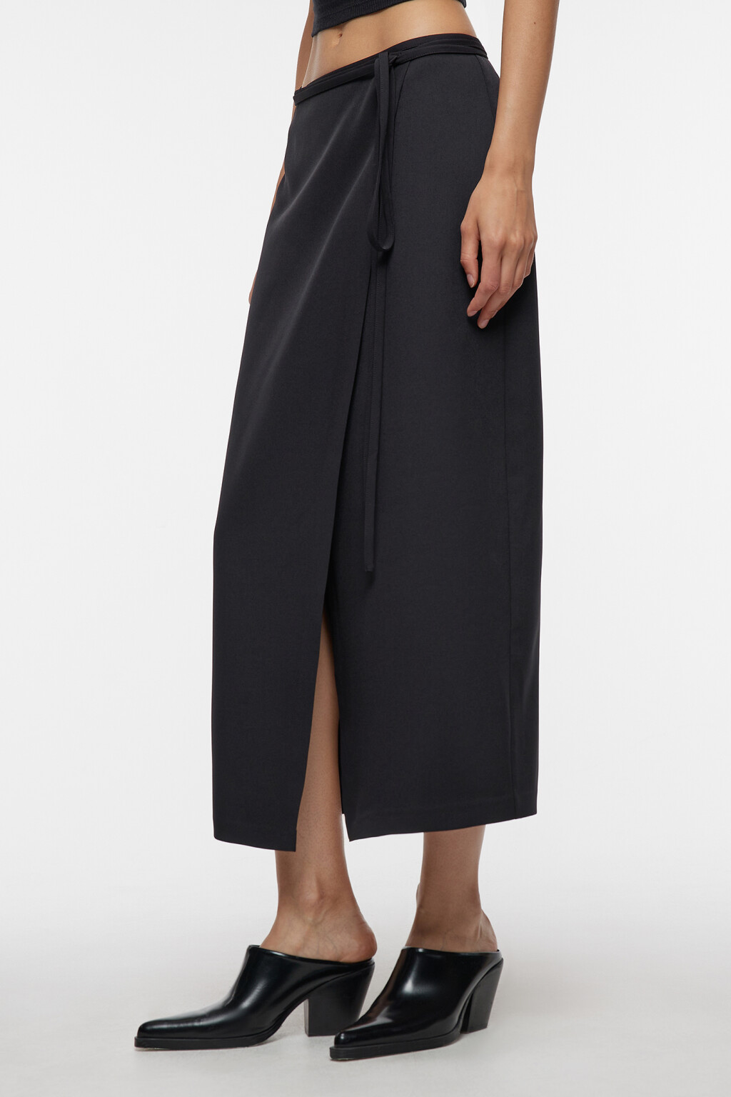 Юбка-карандаш миди костюмная с запахом и разрезом - цвет черный - 2