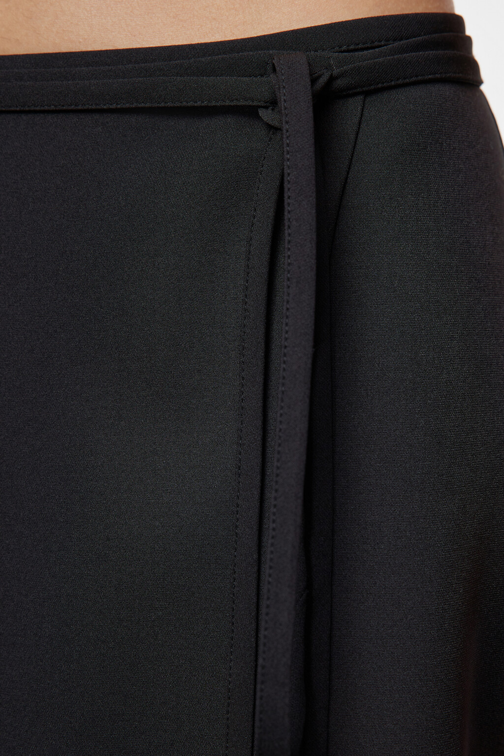 Юбка-карандаш миди костюмная с запахом и разрезом - цвет черный - 5
