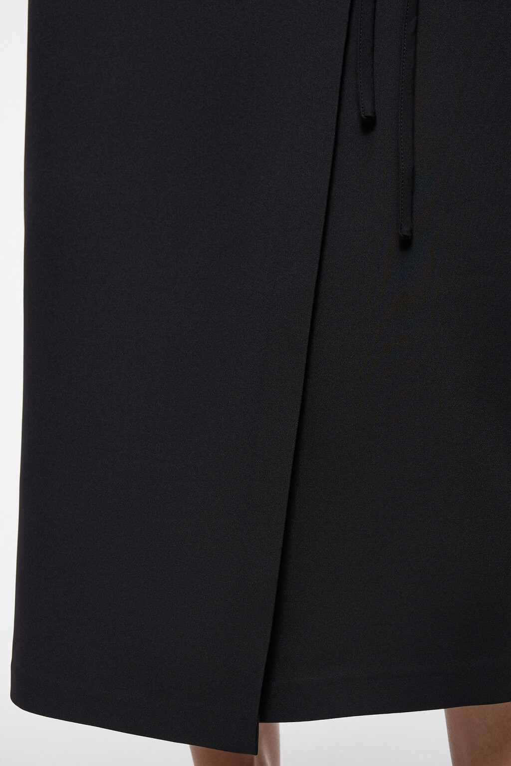 Юбка-карандаш миди костюмная с запахом и разрезом - цвет черный - 6