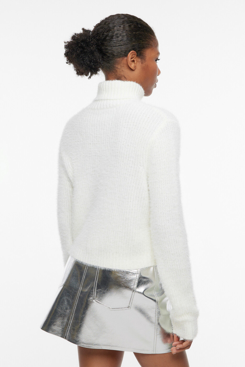 Свитер с горлом вязаный из пушистой пряжи-травки - цвет бежевый - 4