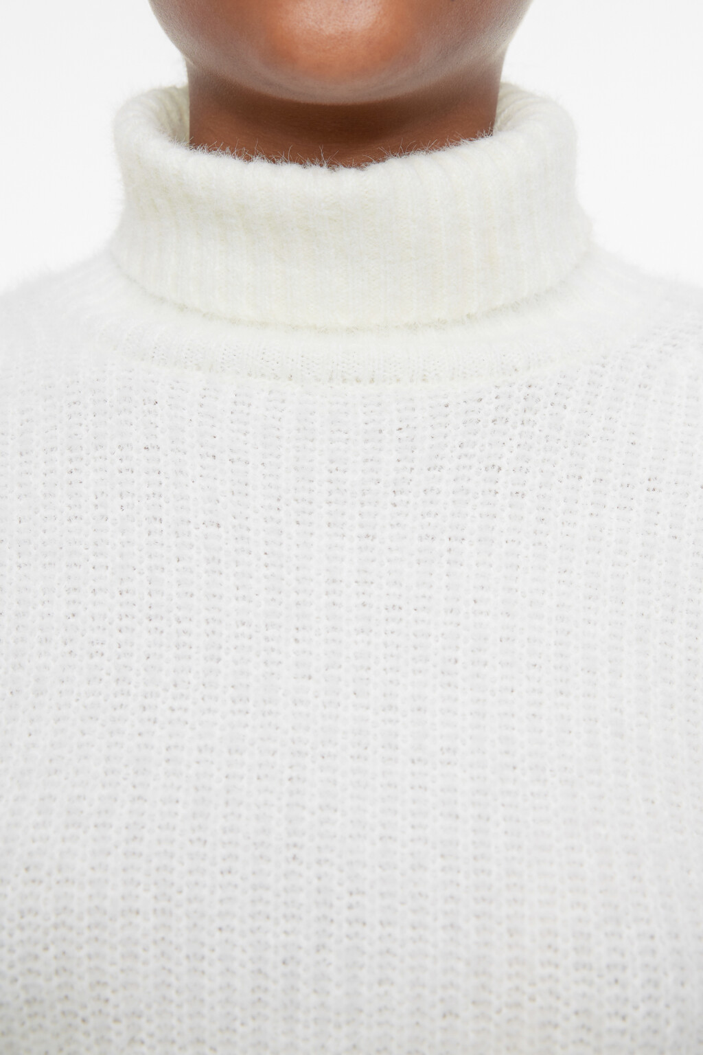 Свитер с горлом вязаный из пушистой пряжи-травки - цвет бежевый - 5