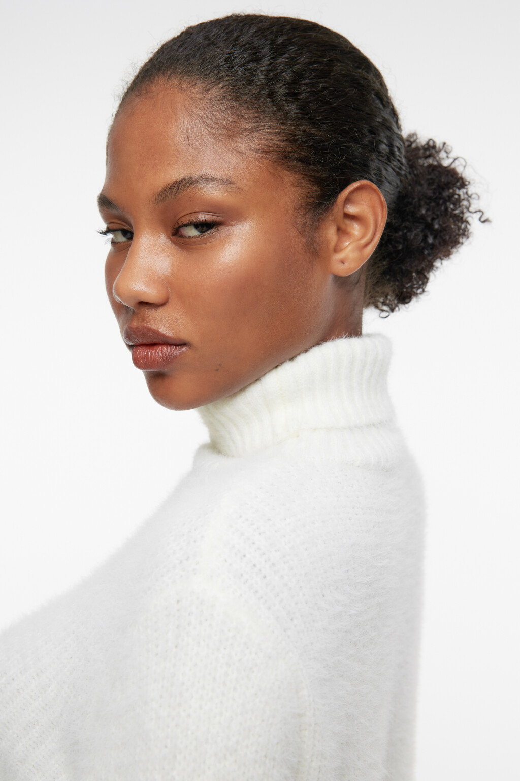 Свитер с горлом вязаный из пушистой пряжи-травки - цвет бежевый - 7