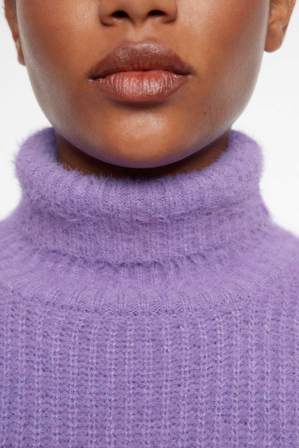 Свитер с горлом вязаный из пушистой пряжи-травки - цвет сиреневый - 5