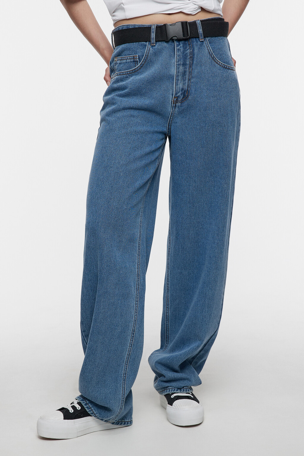 Джинсы-бойфренды свободные на низкой посадке с ремнем - цвет голубой - 2