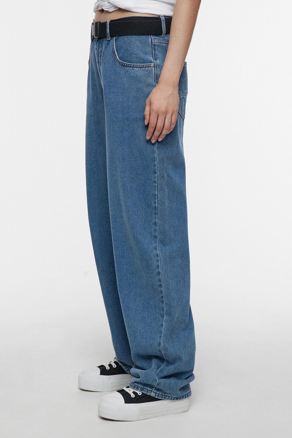 Джинсы-бойфренды свободные на низкой посадке с ремнем - цвет голубой - 3