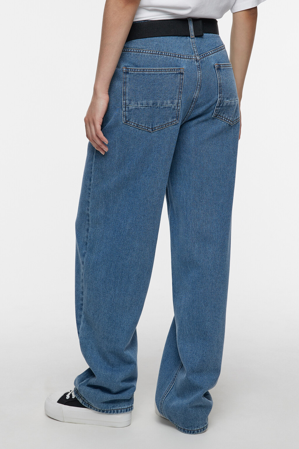Джинсы-бойфренды свободные на низкой посадке с ремнем - цвет голубой - 4