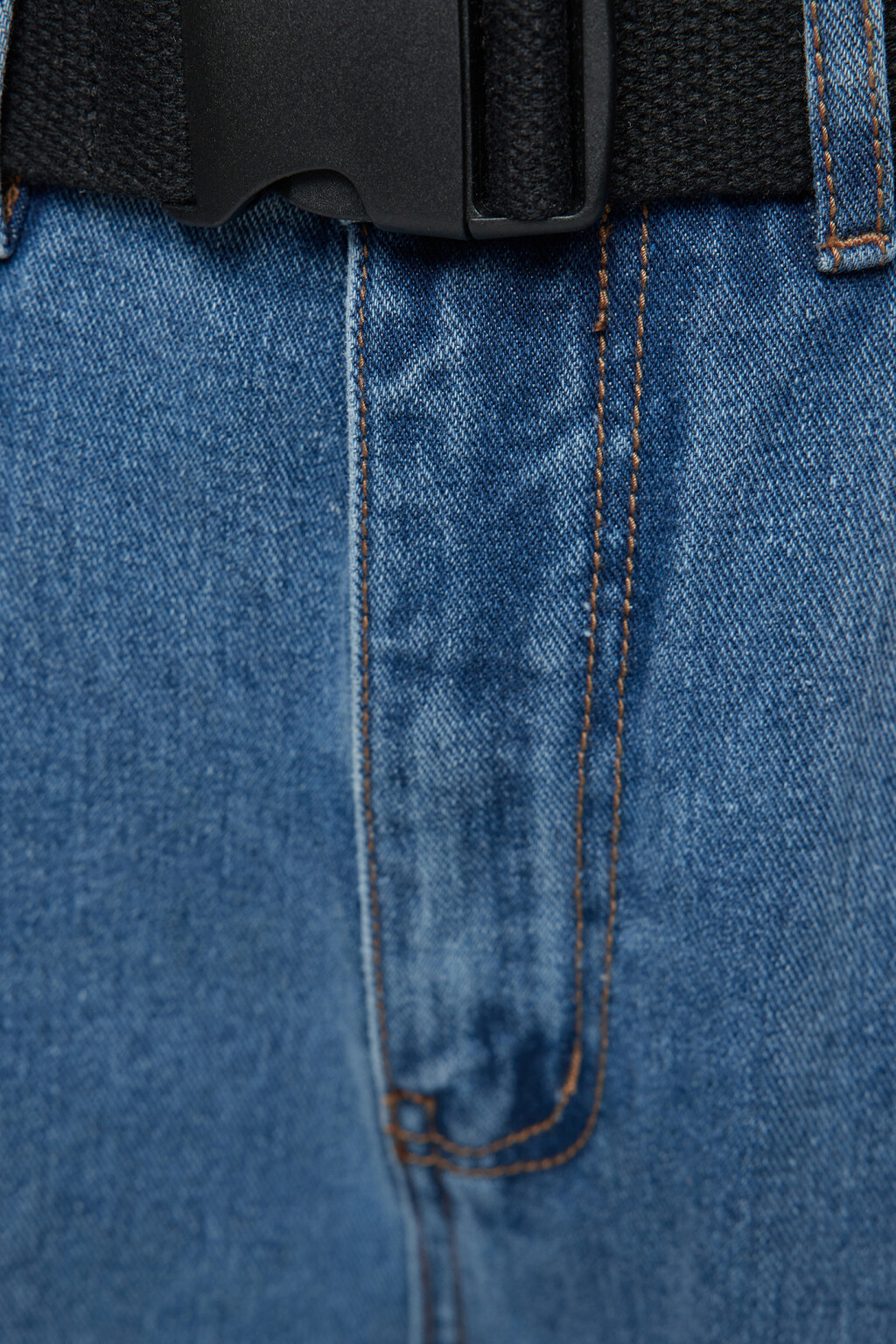 Джинсы-бойфренды свободные на низкой посадке с ремнем - цвет голубой - 5