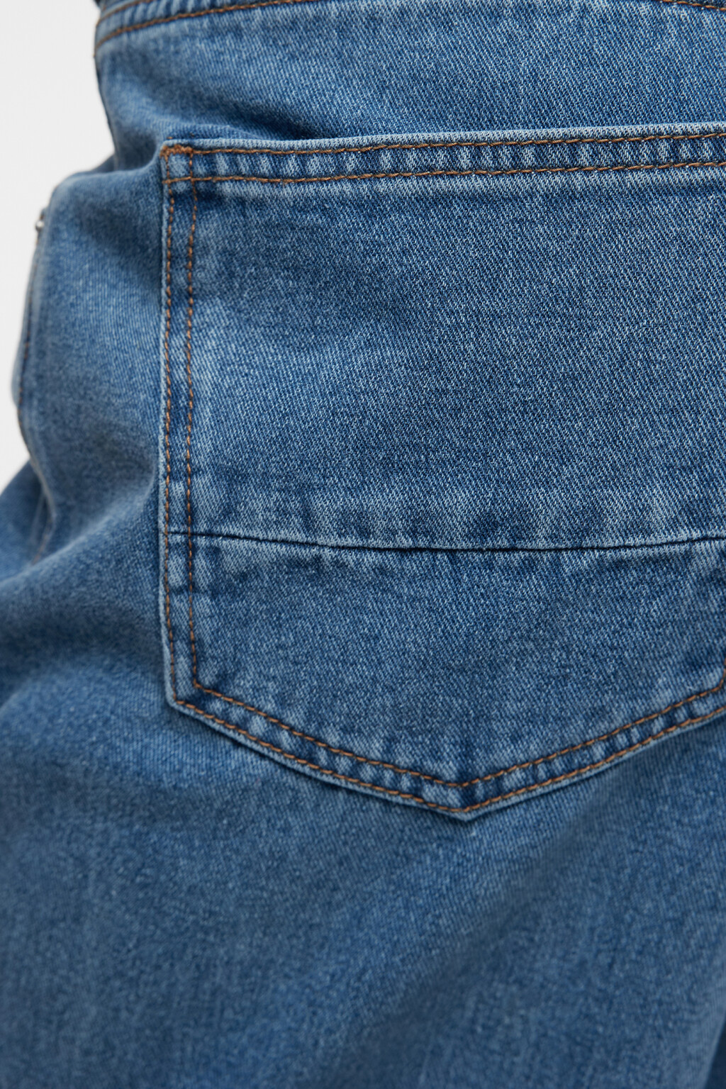 Джинсы-бойфренды свободные на низкой посадке с ремнем - цвет голубой - 6