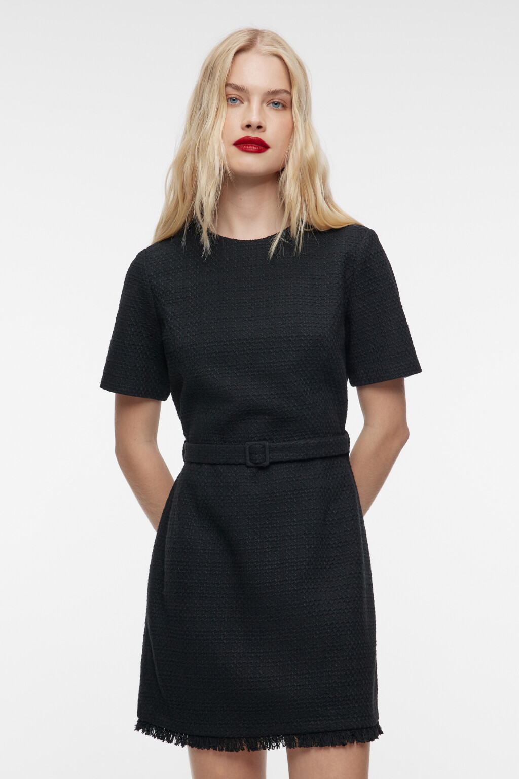 Платье мини твидовое с короткими рукавами и ремнем - цвет черный - 2