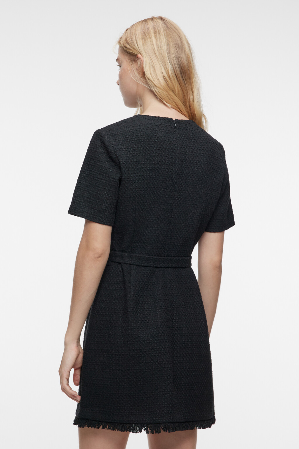 Платье мини твидовое с короткими рукавами и ремнем - цвет черный - 4