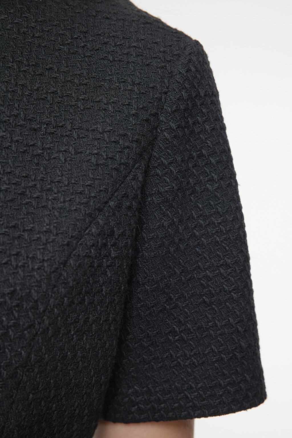 Платье мини твидовое с короткими рукавами и ремнем - цвет черный - 6