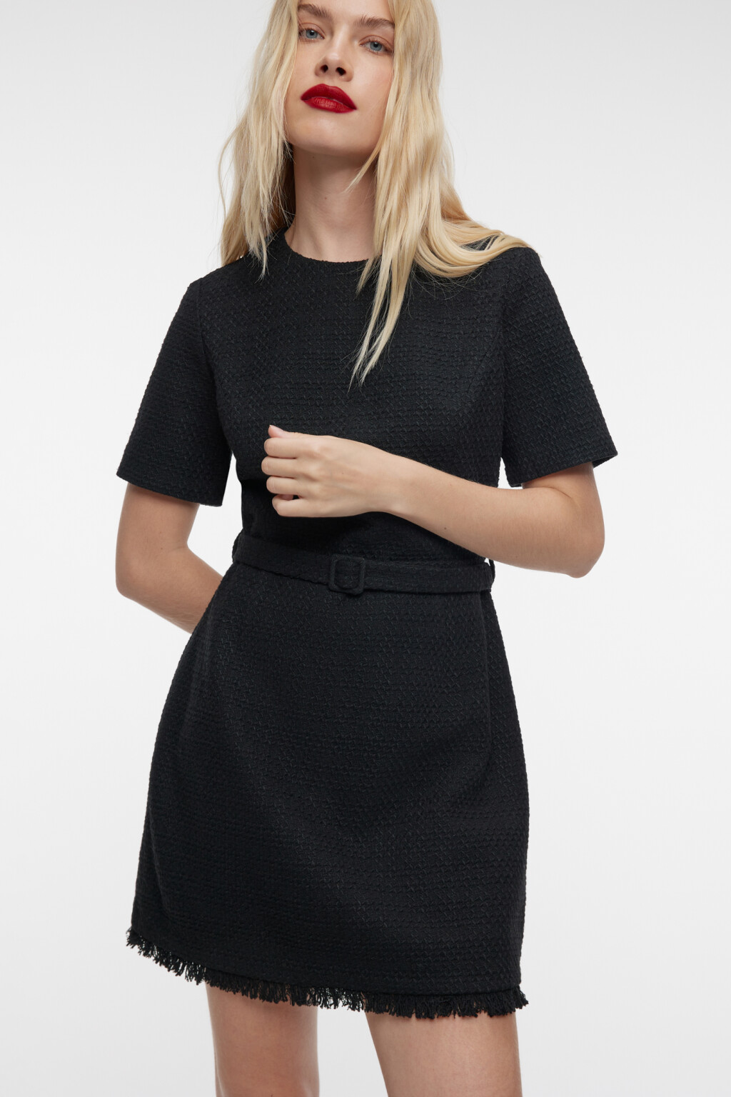 Платье мини твидовое с короткими рукавами и ремнем - цвет черный - 8
