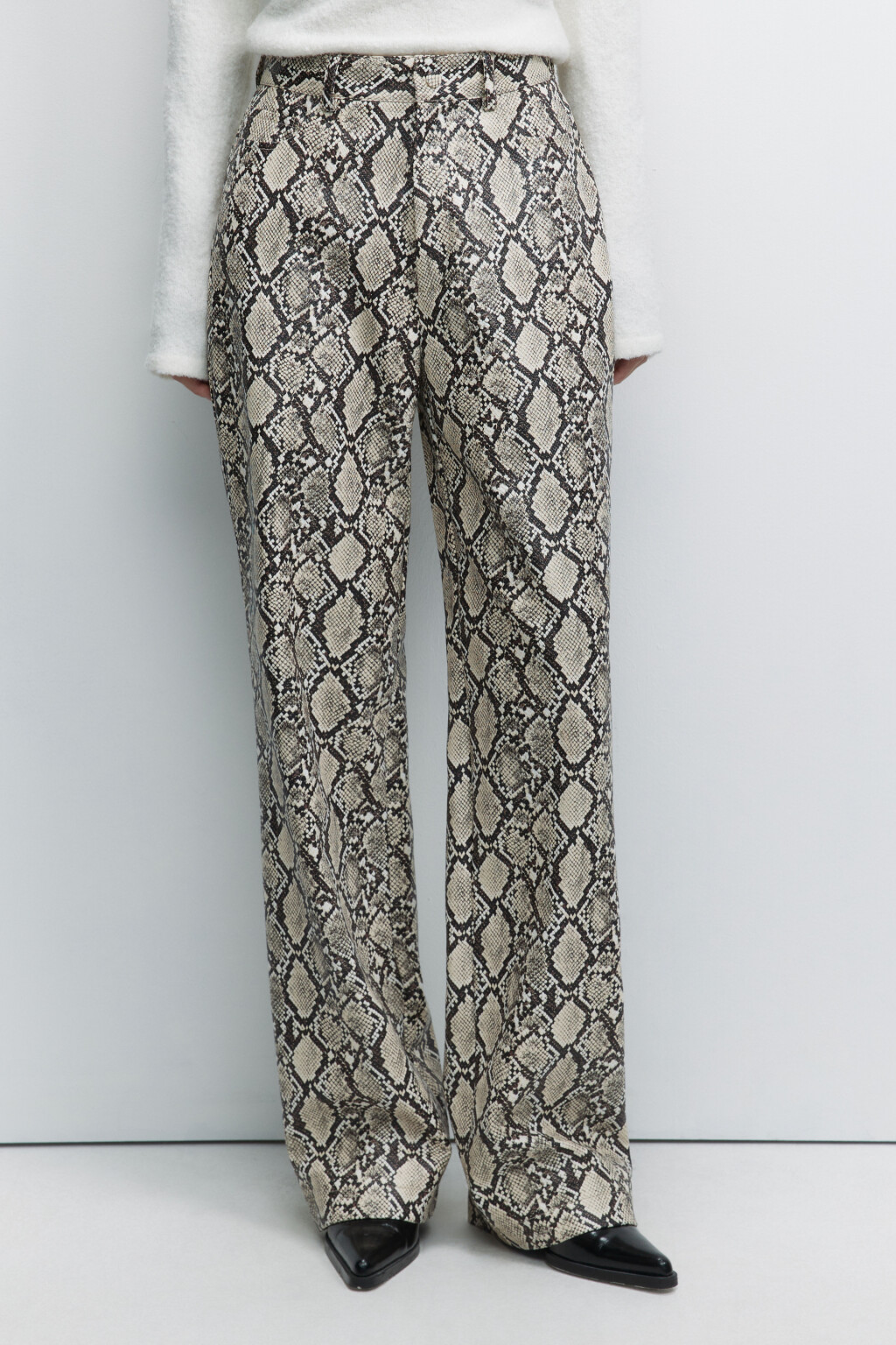 Брюки прямые из искусственной кожи с принтом и фактурой под питона - цвет серый - 1