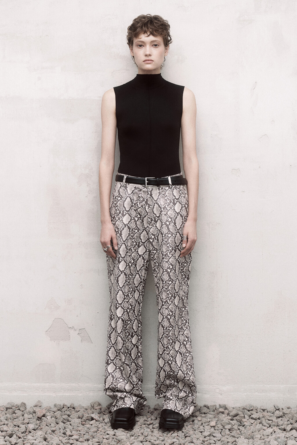 Брюки прямые из искусственной кожи с принтом и фактурой под питона - цвет серый - 7