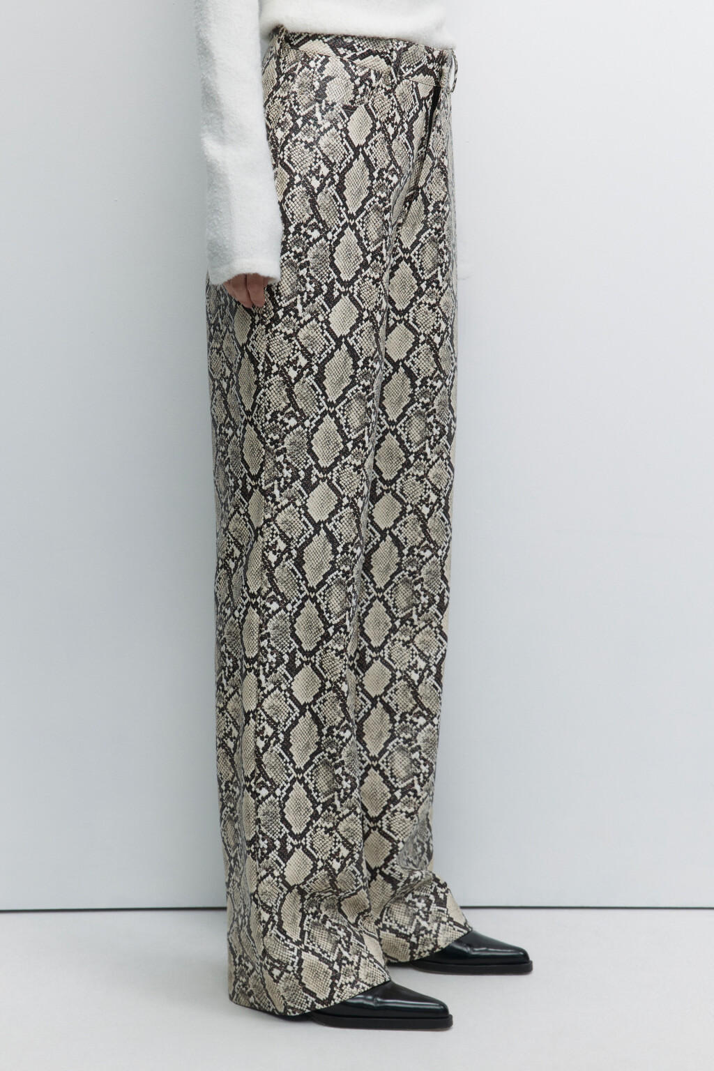Брюки прямые из искусственной кожи с принтом и фактурой под питона - цвет серый - 2