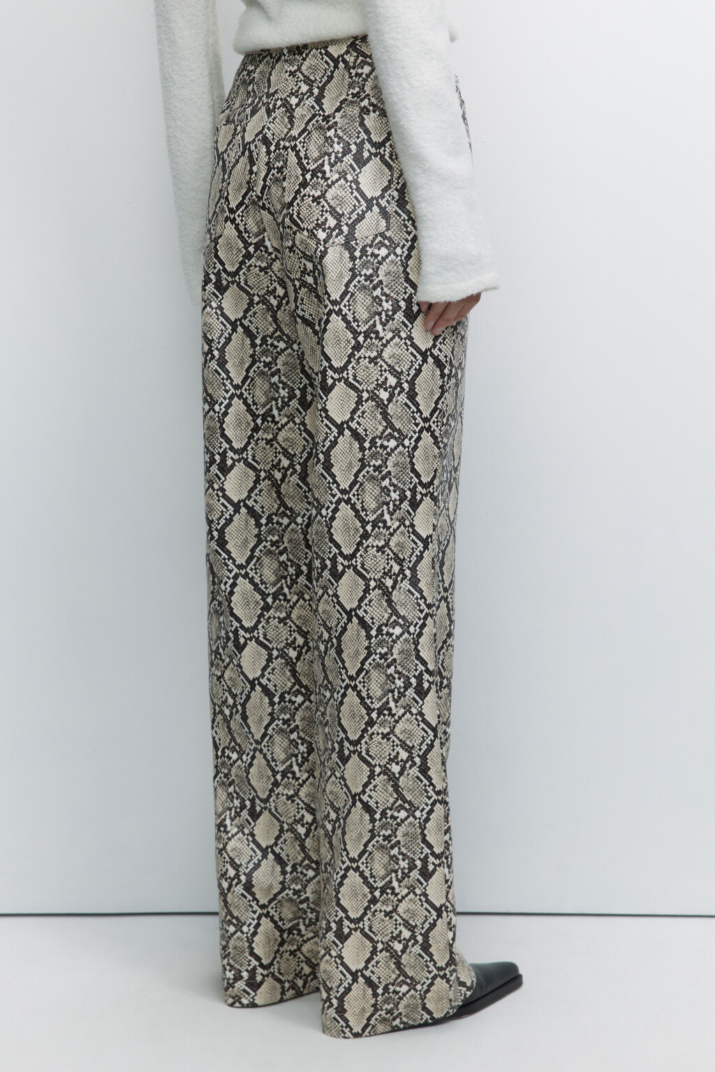 Брюки прямые из искусственной кожи с принтом и фактурой под питона - цвет серый - 3
