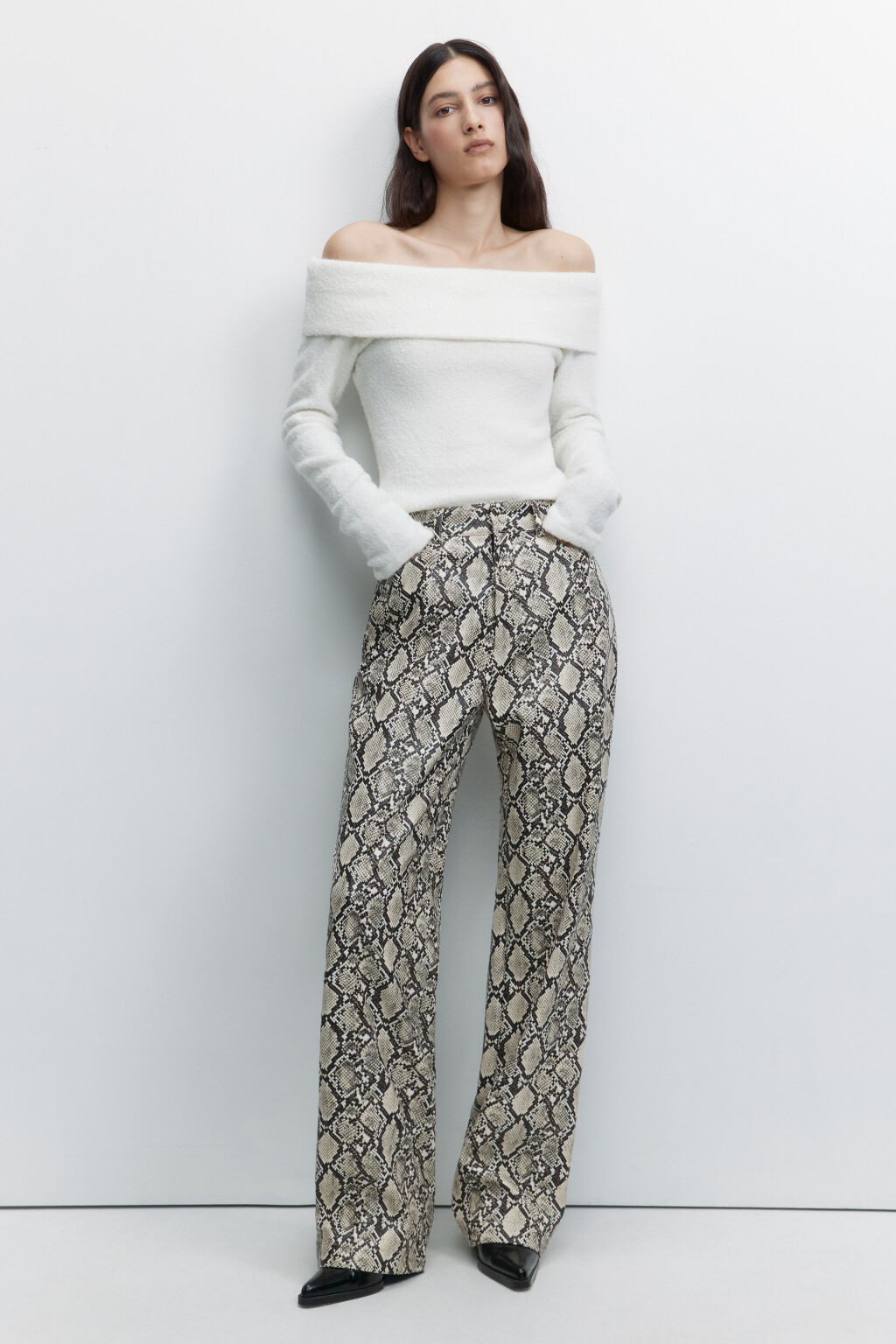 Брюки прямые из искусственной кожи с принтом и фактурой под питона - цвет серый - 4