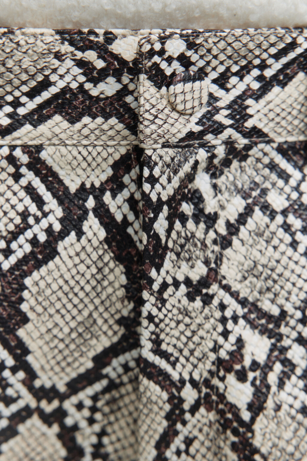 Брюки прямые из искусственной кожи с принтом и фактурой под питона - цвет серый - 5