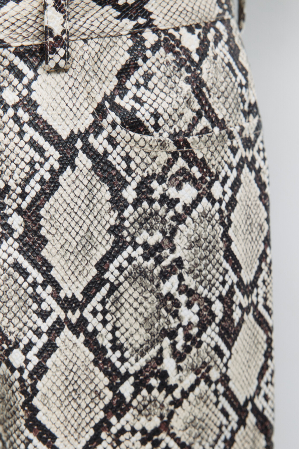 Брюки прямые из искусственной кожи с принтом и фактурой под питона - цвет серый - 6