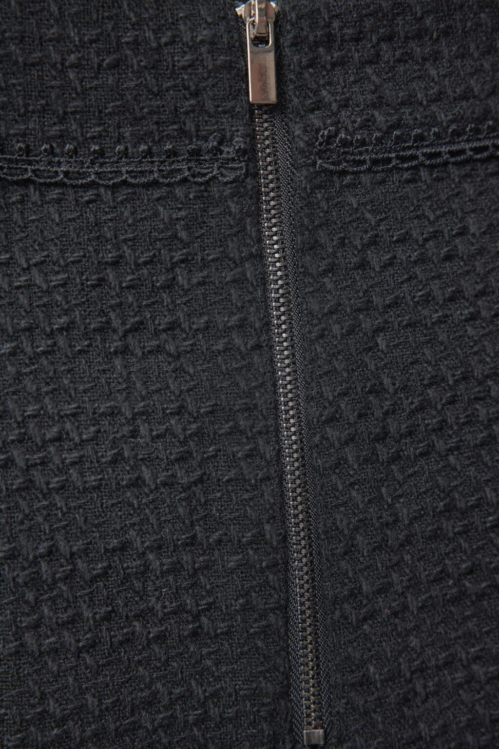 Юбка-трапеция мини твидовая с кружевной отделкой - цвет черный - 6