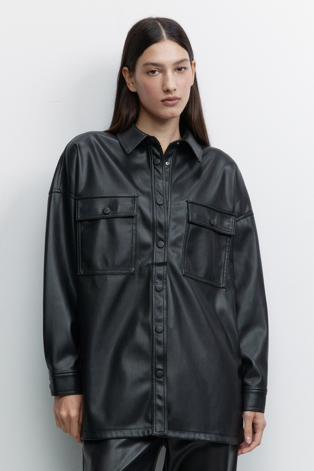 Рубашка oversize из искусственной кожи с бахромой на спине - цвет черный - 3