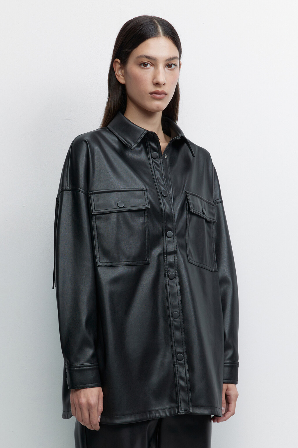 Рубашка oversize из искусственной кожи с бахромой на спине - цвет черный - 4