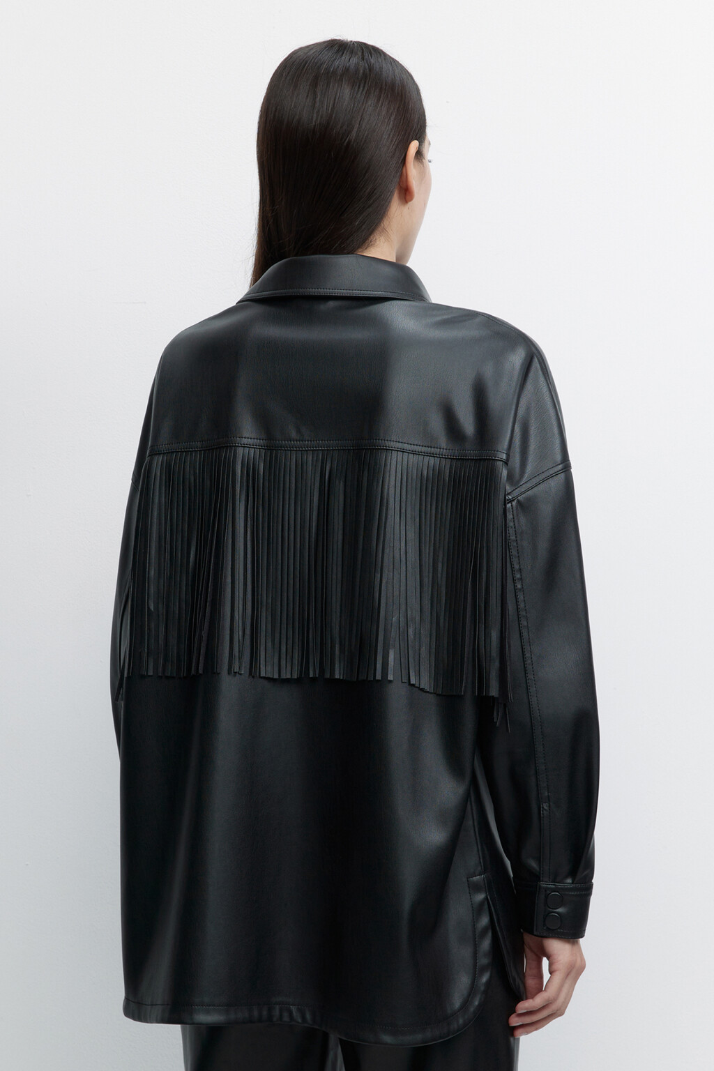 Рубашка oversize из искусственной кожи с бахромой на спине - цвет черный - 2