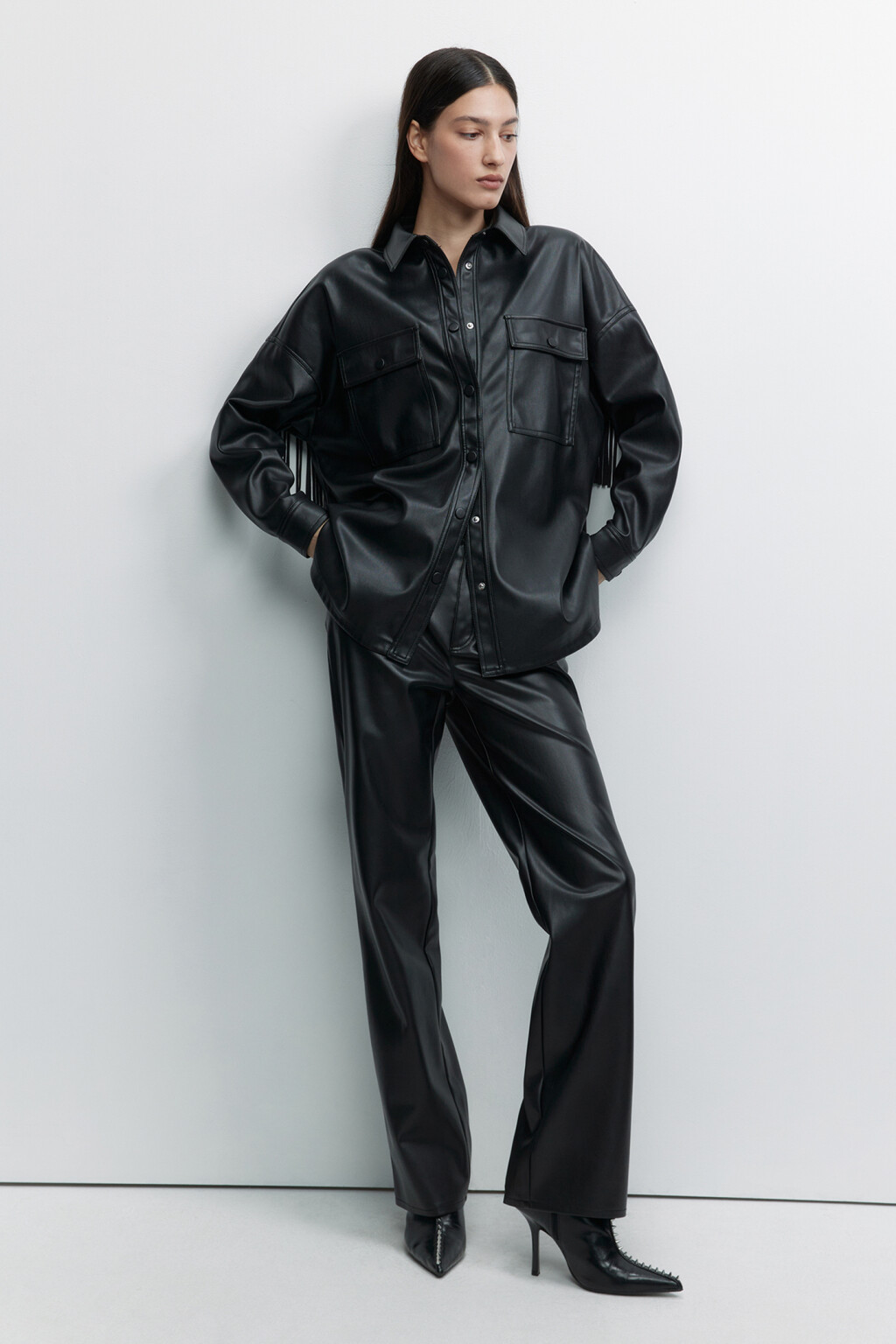 Рубашка oversize из искусственной кожи с бахромой на спине - цвет черный - 5