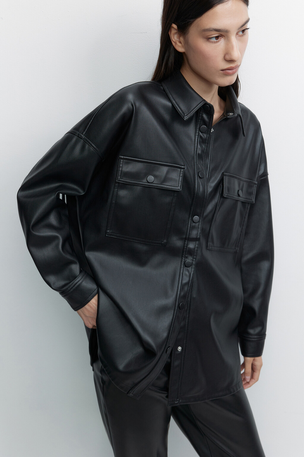 Рубашка oversize из искусственной кожи с бахромой на спине - цвет черный - 1