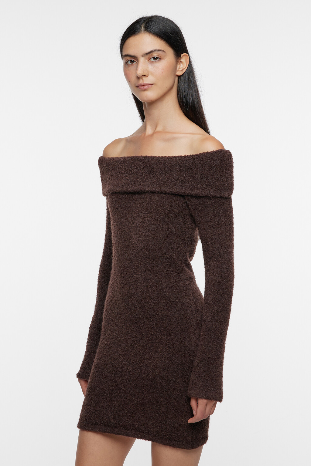 Платье мини вязаное облегающее с открытыми плечами - цвет коричневый - 4
