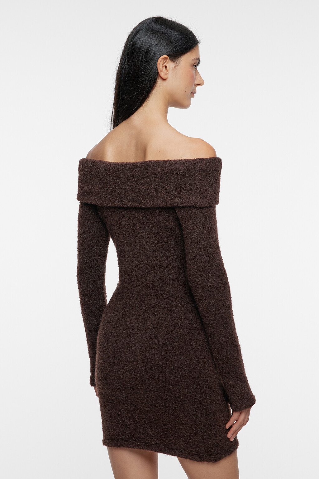 Платье мини вязаное облегающее с открытыми плечами - цвет коричневый - 5