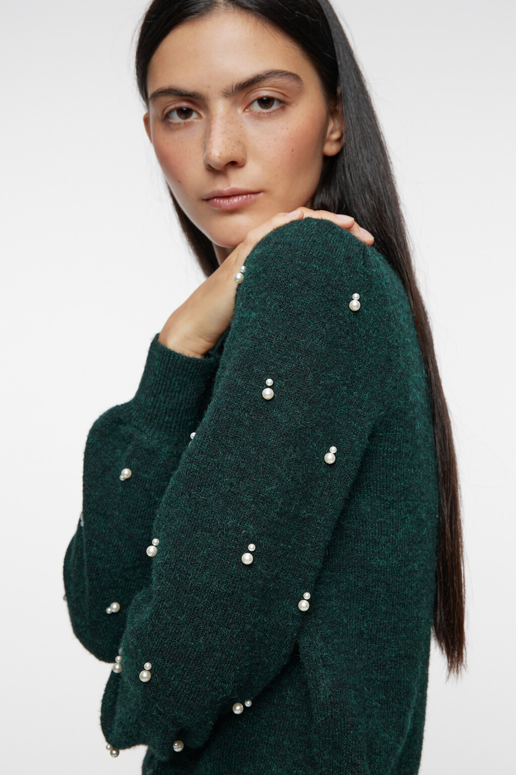 Джемпер вязаный с бусинами на рукавах - цвет зеленый - 1