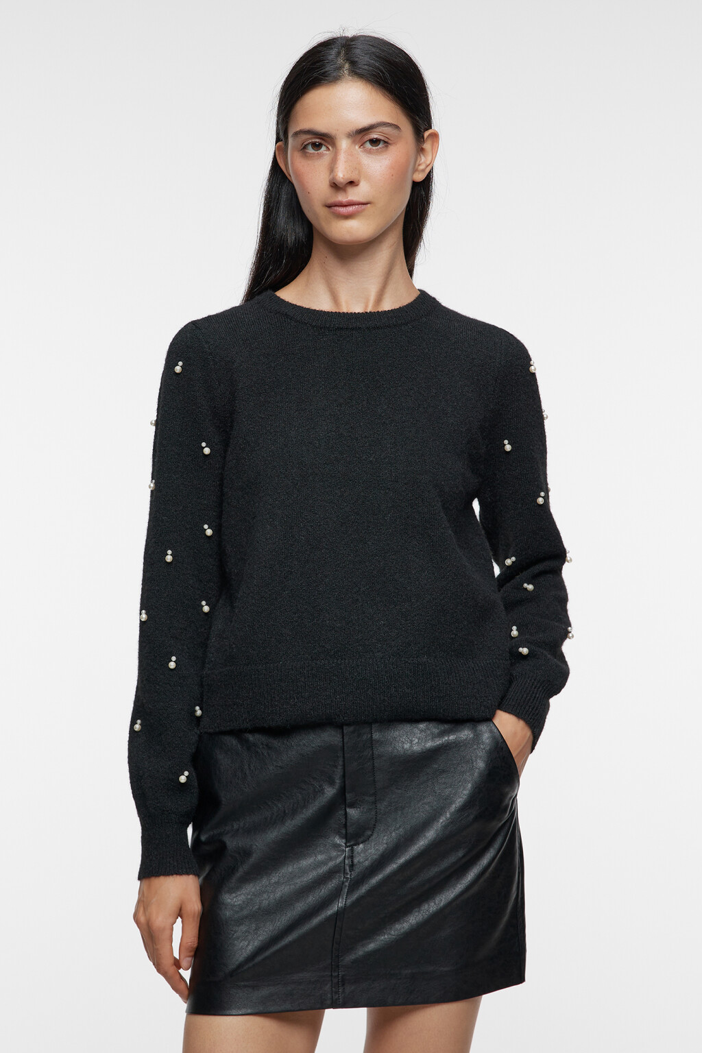 Джемпер вязаный с бусинами на рукавах - цвет черный - 2