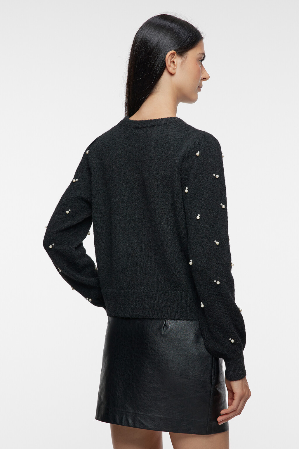 Джемпер вязаный с бусинами на рукавах - цвет черный - 4