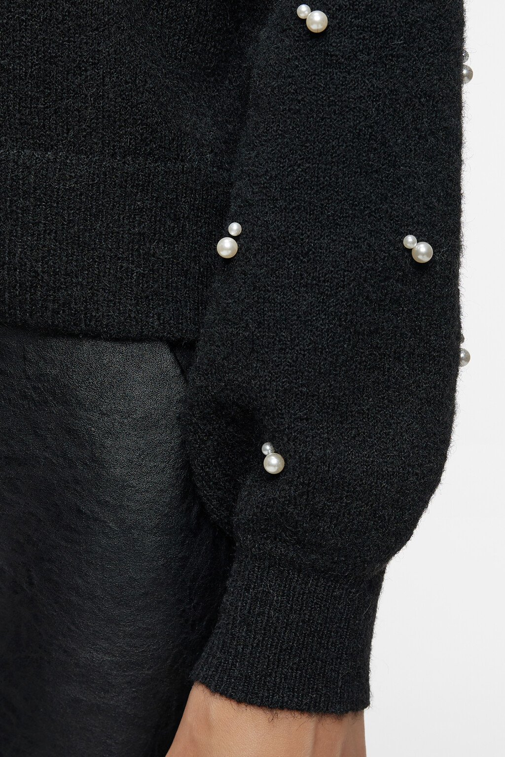 Джемпер вязаный с бусинами на рукавах - цвет черный - 6