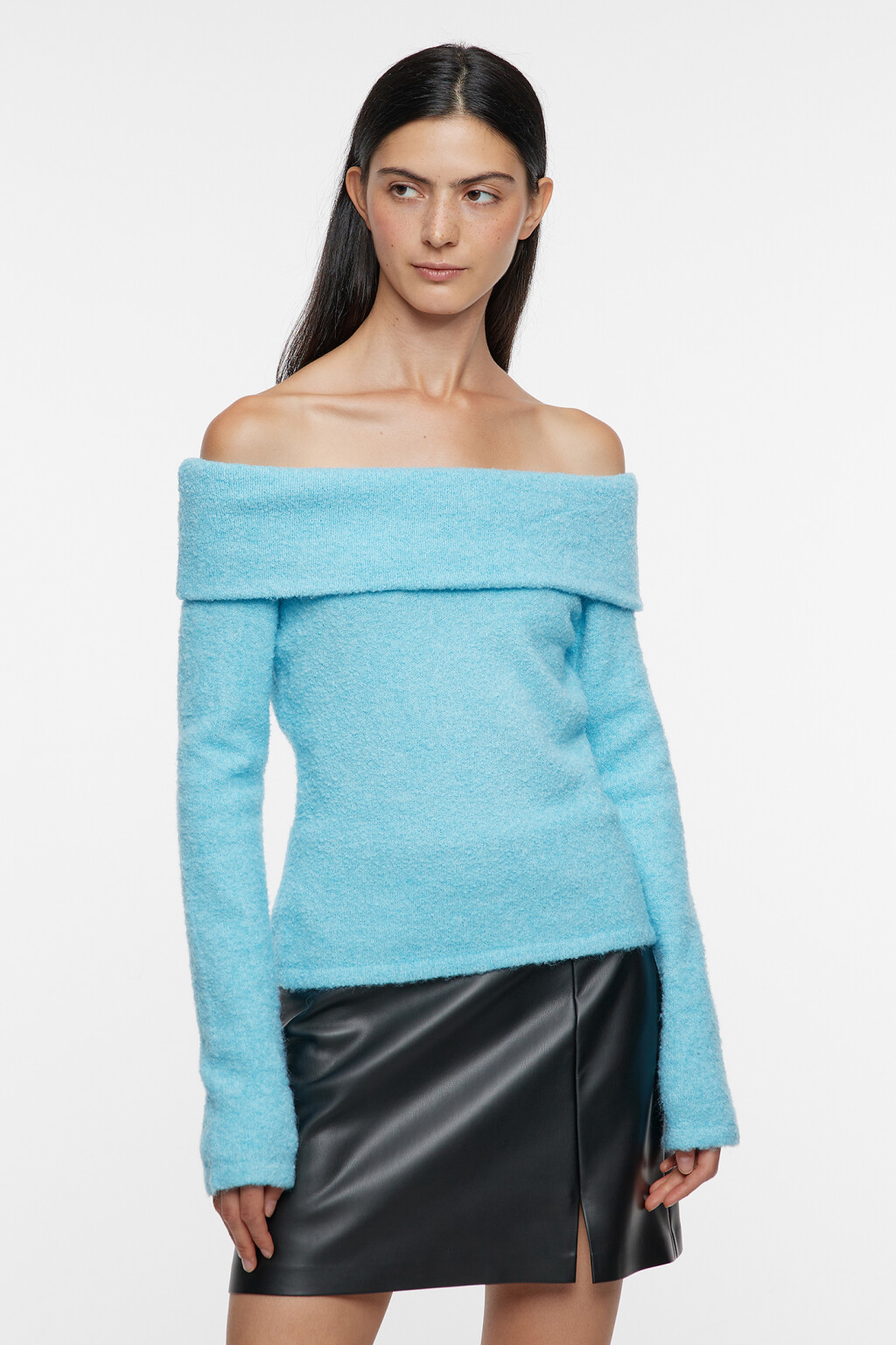 Джемпер вязаный с открытыми плечами - цвет голубой - 2