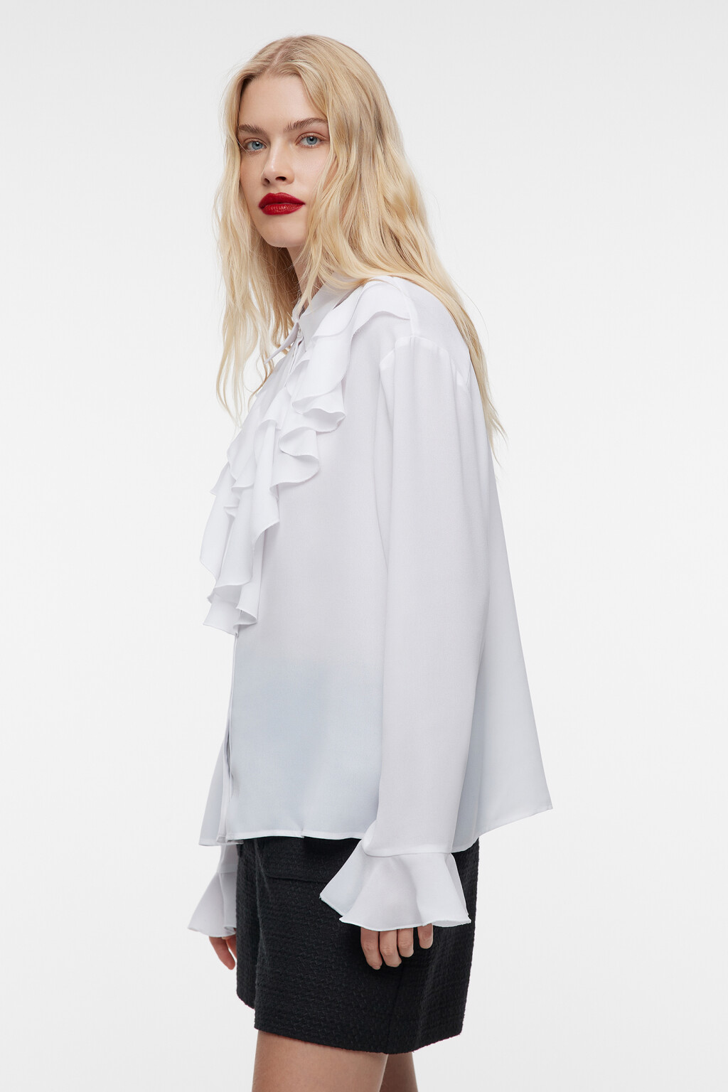 Блузка шифоновая свободная с воланом и оборками - цвет белый - 3