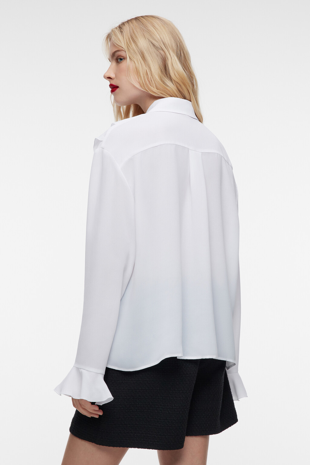 Блузка шифоновая свободная с воланом и оборками - цвет белый - 4