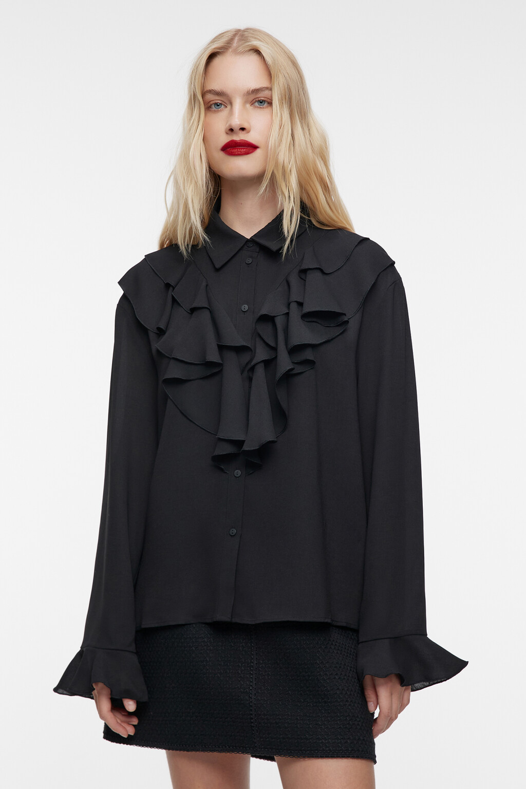 Блузка шифоновая свободная с воланом и оборками - цвет черный - 3