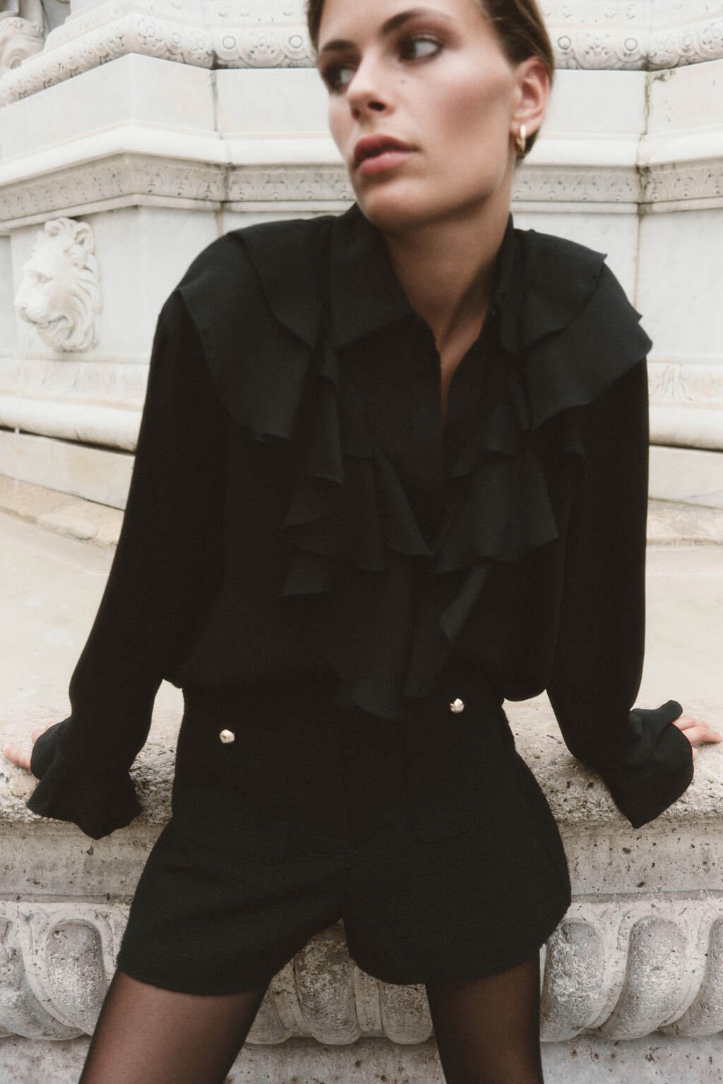 Блузка шифоновая свободная с воланом и оборками - цвет черный - 8